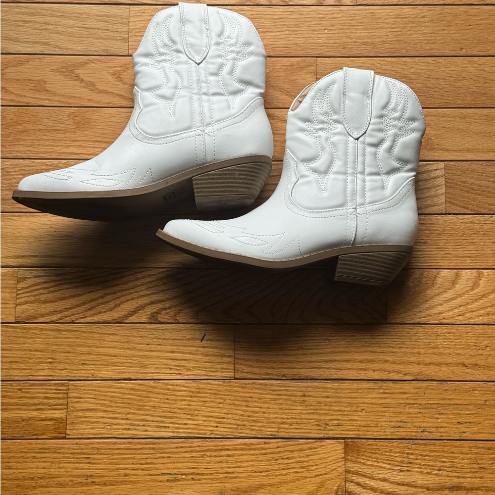 Soda Women’s White Western Cowboy Ankle Boots Size 7 Coachella, Festival, Summer